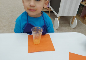 Chłopiec z wąsami z marchewki.