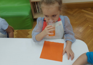 Dziewczynka próbuje sok owocowo-warzywny.