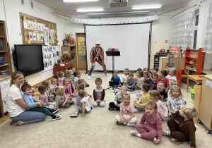 Dzieci pozują do zdjęcia.