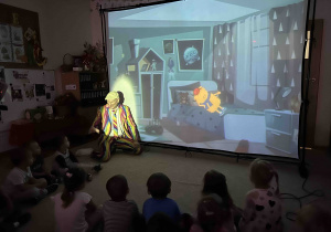 Dzieci patrzą na aktora.