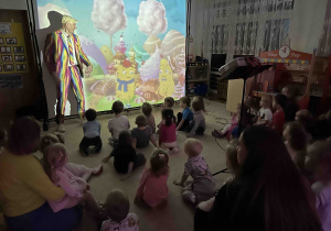 Dzieci z zainteresowaniem patrzą w ekran.