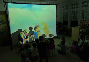 Chłopiec prezentuje emocję - radość.