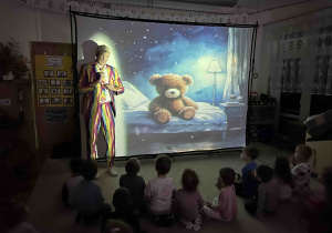 Aktor na tle ekranu opowiada ciekawostki o emocjach.