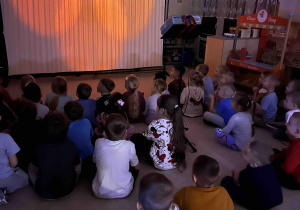 Dzieci siedzą i czekają na występ.