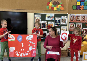 Dzieci trzymają plakat.