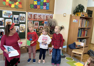 Dzieci 5 letnie uczestniczą w zajęciach.