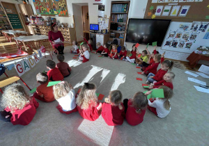 Dzieci podnoszą do góry zielone karteczki.