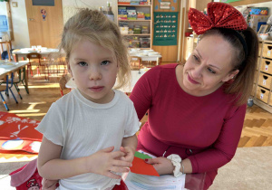 Dziewczynka pozuje do zdjęcia.