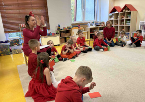Dzieci słuchają tego co mówi do nich pani.