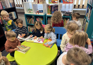 Kropelki z wizytą w Gminnej Bibliotece.