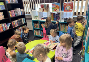 Spotkanie z p. bibliotekarką w ramach programu ,,Dyskusyjnego Klubu Książki".