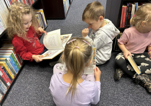 Dzieci oglądają książki.