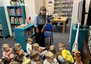 Dzieci przedstawiają imiona swoich Misiów.