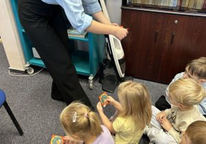 Drobne upominki dla przedszkolaków - naklejki i zakładki do książek.