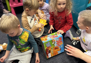 Dzieci korzystają z gier znajdujących się bibliotece.