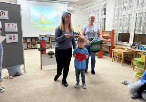 Pani Patrycja omawia kolejne prawdo, a chłopiec trzyma w rękach serduszko.