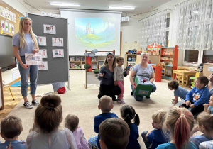 Dziewczynka trzyma w ręku pacynkę.