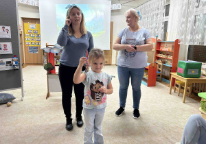 Dziewczynka pokazuje klucze.