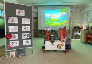 Panie przedstawiają bajkę o prawach dzieci.