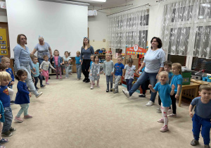 Poruszamy się w rytm muzyki.