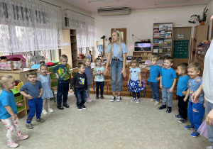 Pani Marika tańczy z dziećmi.