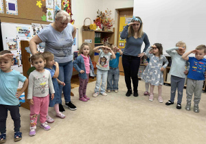Wszyscy rozglądają się robiąc daszek z dłoni.
