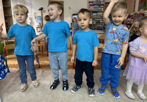 Dzieci stojąc szykują się do skoku.