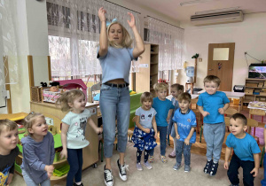 Czterolatki podskakują do góry.