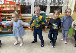 Dzieci trzymają się za ręce.