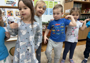 Czterolatki trzymają się za ramionka.