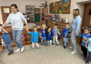 Trzylatki tańczą z paniami.