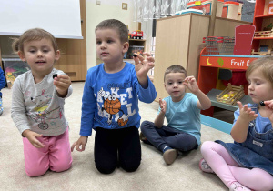 Dzieci prezentują kamyczki, które otrzymały.