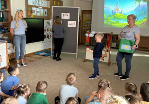 Chłopiec trzyma piłeczkę.