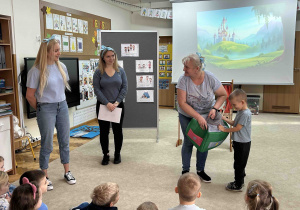 Chłopiec wyjmuje z pudełka kolejny rekwizyt.