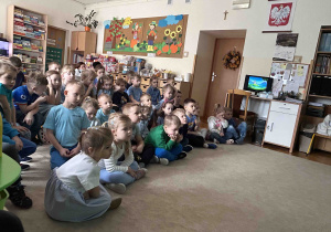 Dzieci z zainteresowaniem oglądają teatrzyk.