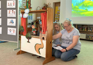 Panie przedstawiają bajkę o prawach dzieci.