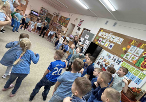 Wspólna zabawa w kole.