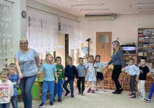 Dzieci trzymają się za ręce.