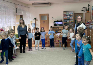 Wszyscy poruszają się w kole w rytm muzyki.