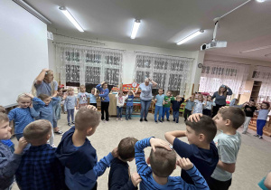 Dzieci trzymają się za głowy.