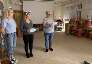 Pani Beatka czyta list od Króla Ciszy.