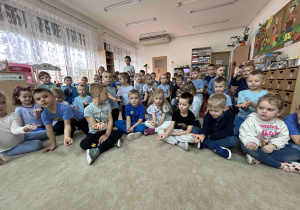 Wszystkie dzieci trzymają w rączkach kamyczki.