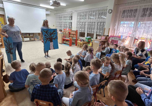 Pani Marika prezentuje drzewo praw dziecka.