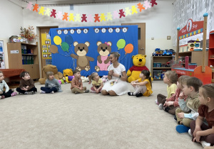 Dzieci mają warsztaty z okazji Dnia Misia.