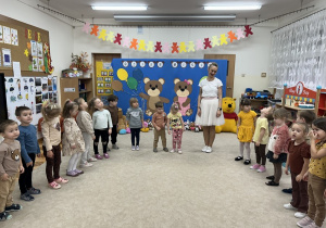 Dzieci robią misiową rozgrzewkę.