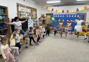 Przedszkolaki robią misiową rozgrzewkę.