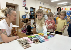 Dzieci wybierają misia.