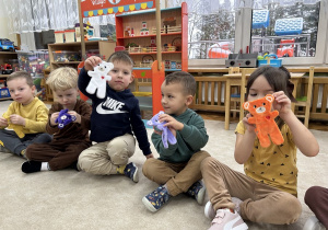 Dzieci pokazują misia.