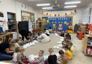 Dzieci wypełniają ciałko misia.