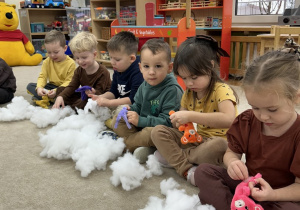 Dzieci robią misia.